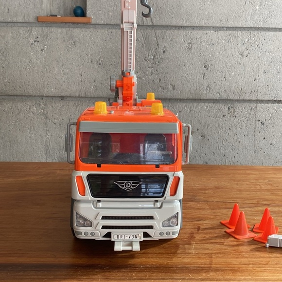 Large Crane Truck - Picture 3 of 15